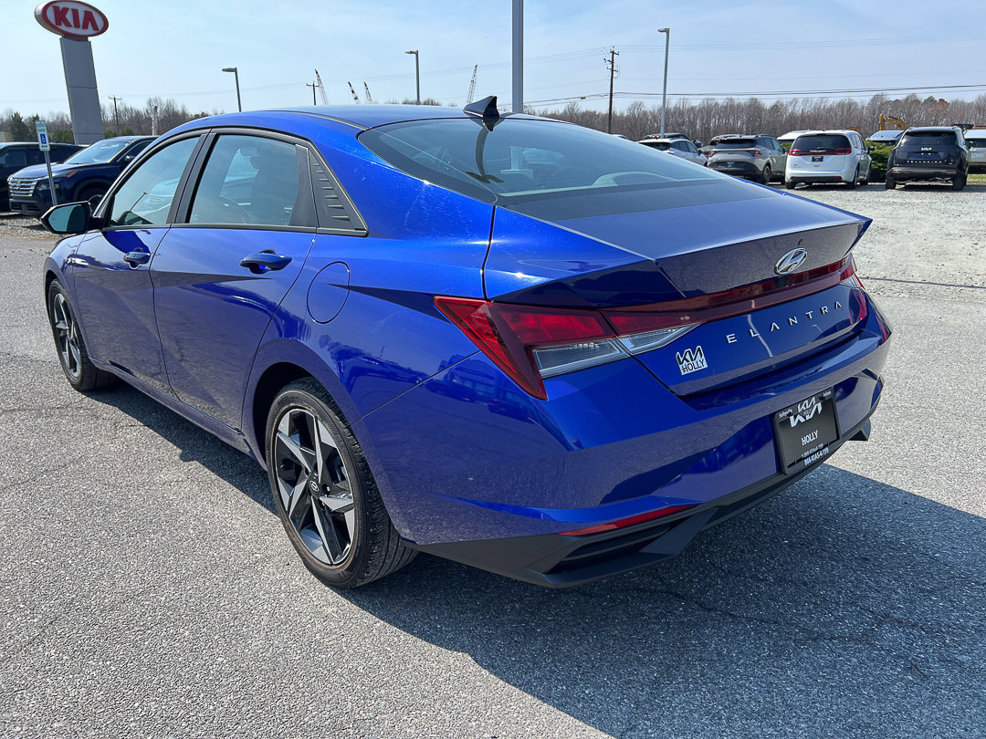 Used 2023 Hyundai Elantra SEL w/ Convenience Package FWD image 3