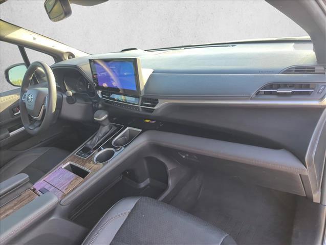 Used 2025 Toyota Sienna Platinum FWD image 24