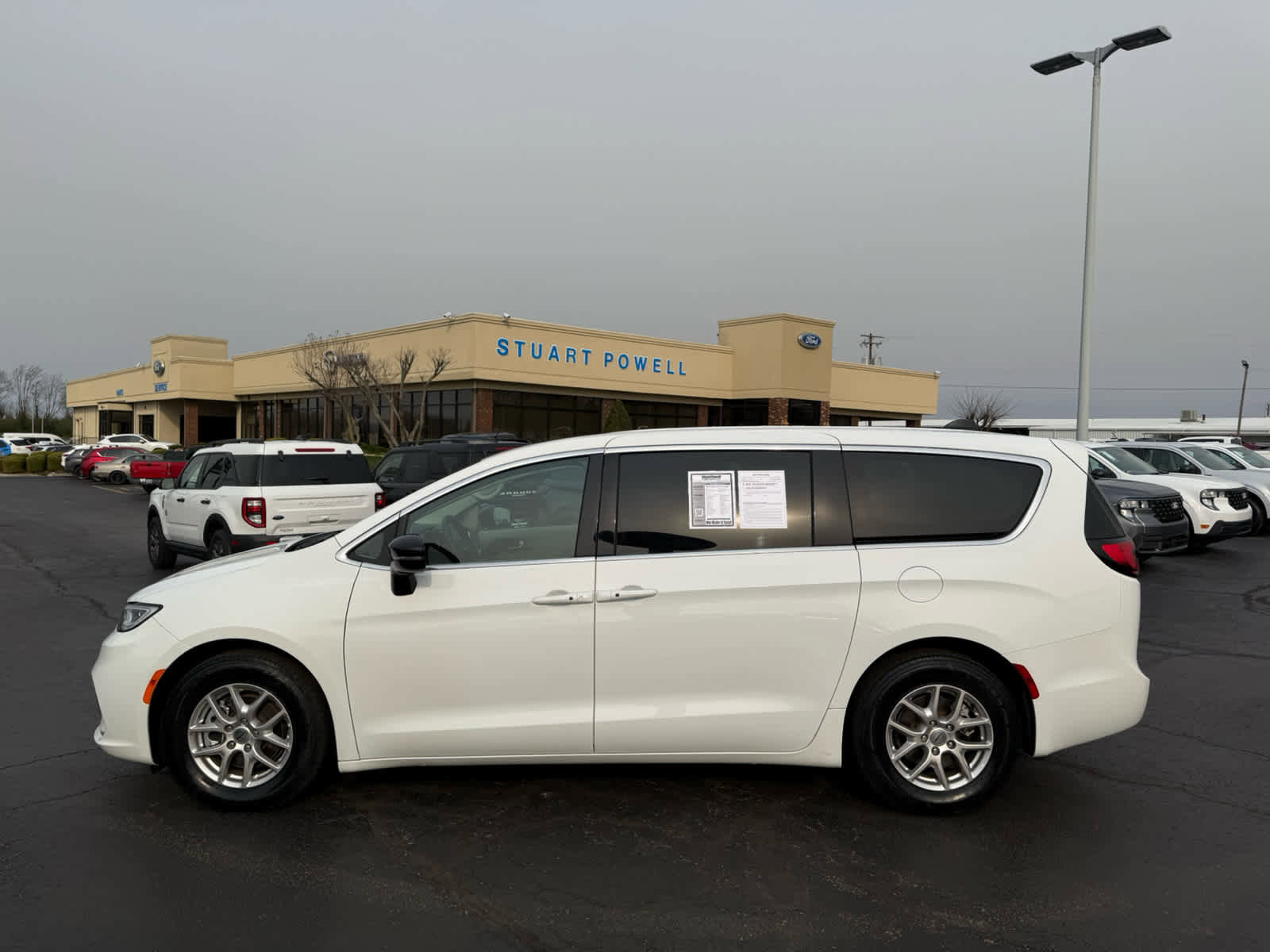 Used 2024 Chrysler Pacifica Touring-L FWD image 26