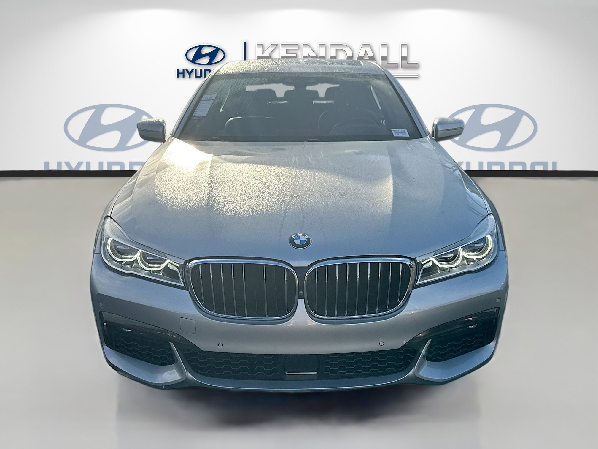 Used 2019 BMW 750i w/ M Sport Package image 2