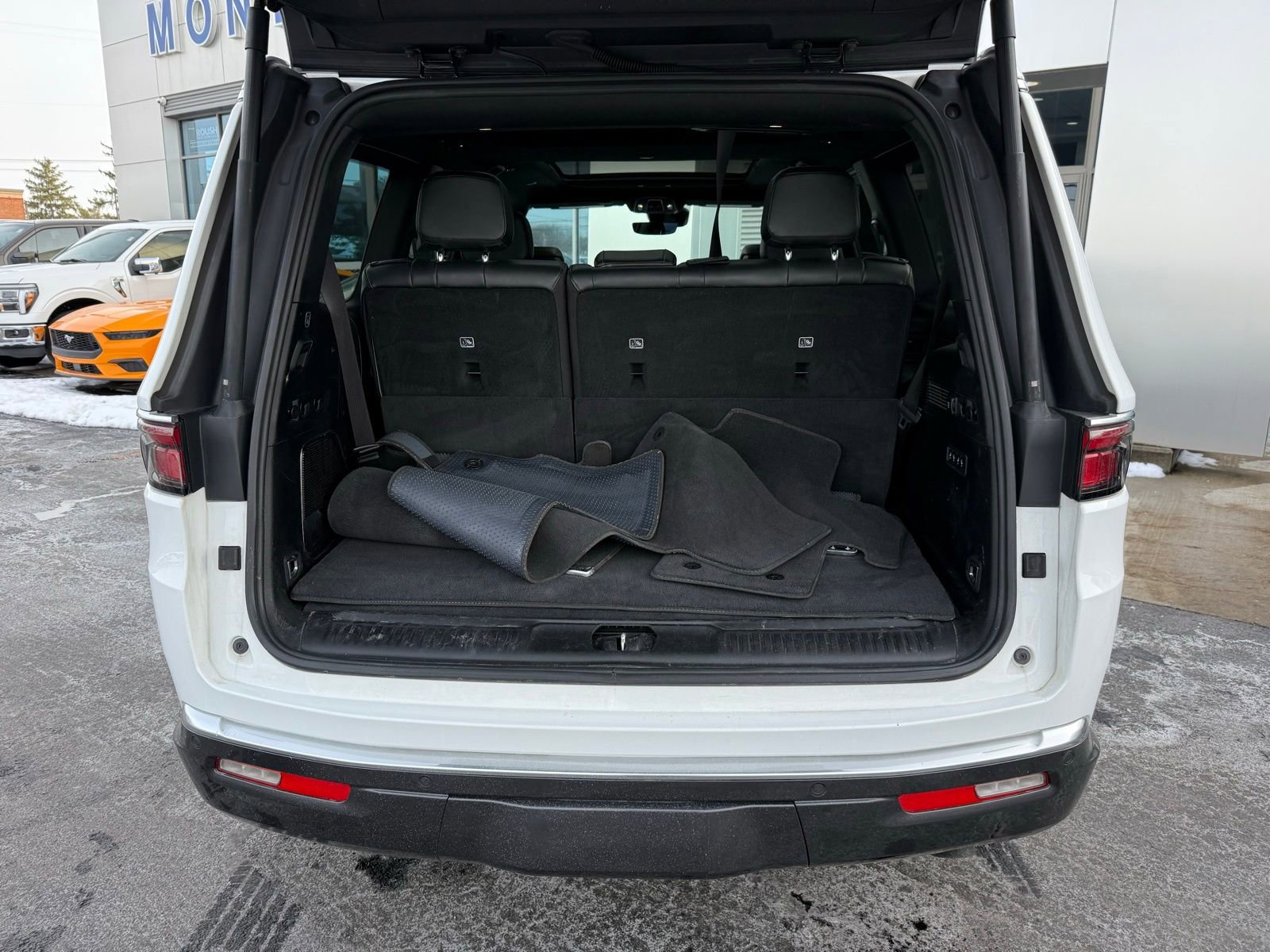 Used 2022 Jeep Wagoneer Series III w/ Premium Group I image 43