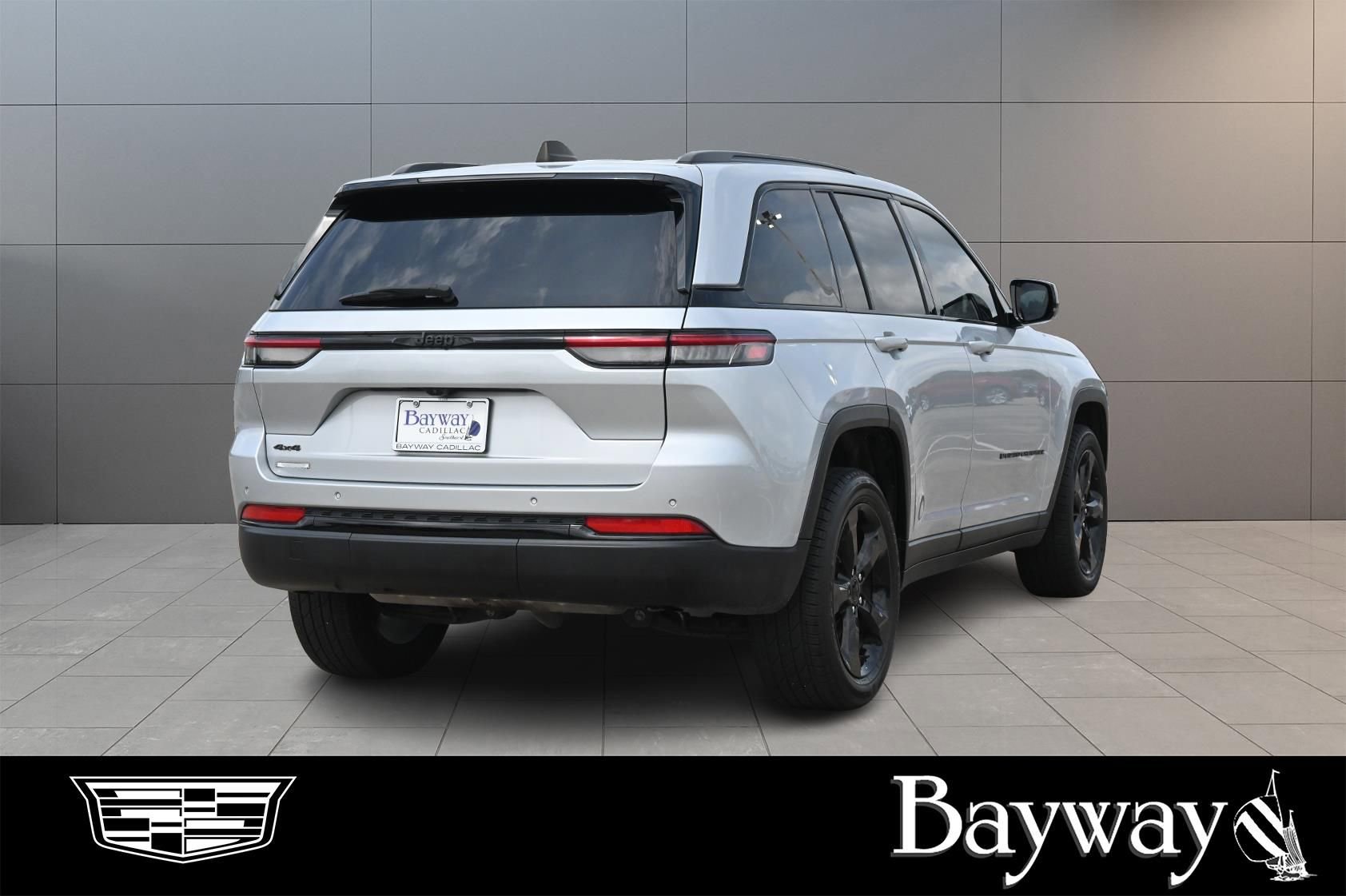 Used 2023 Jeep Grand Cherokee Altitude AWD/4WD image 5