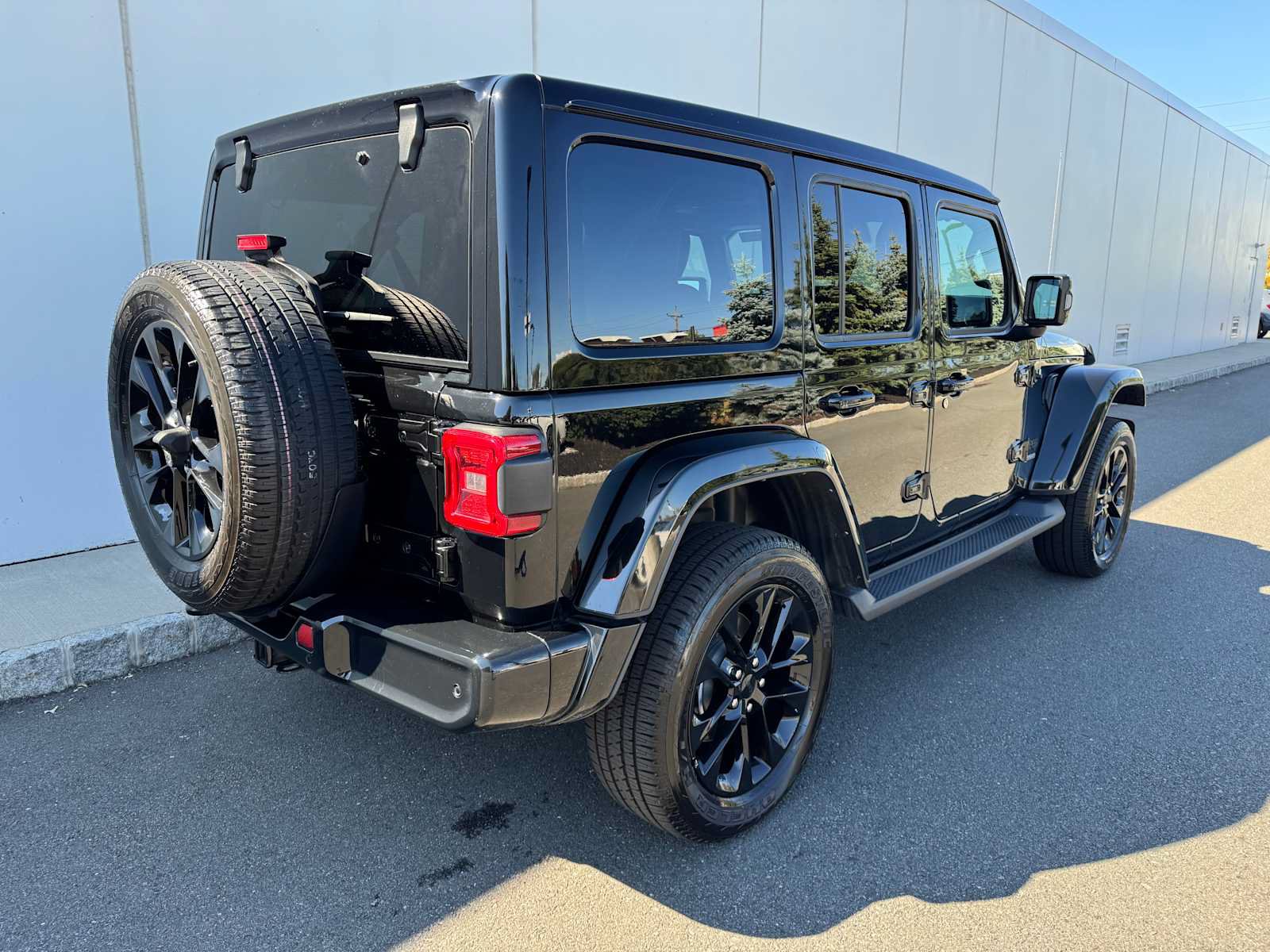 Used 2022 Jeep Wrangler Unlimited Sahara AWD/4WD image 5