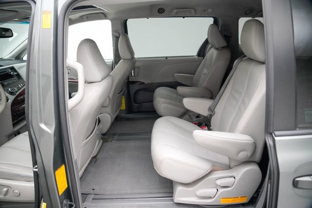 Used 2014 Toyota Sienna XLE FWD image 19