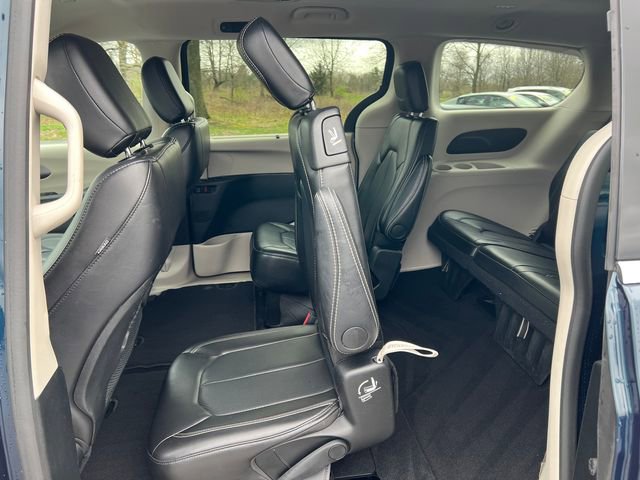 Used 2024 Chrysler Pacifica Touring-L FWD image 5