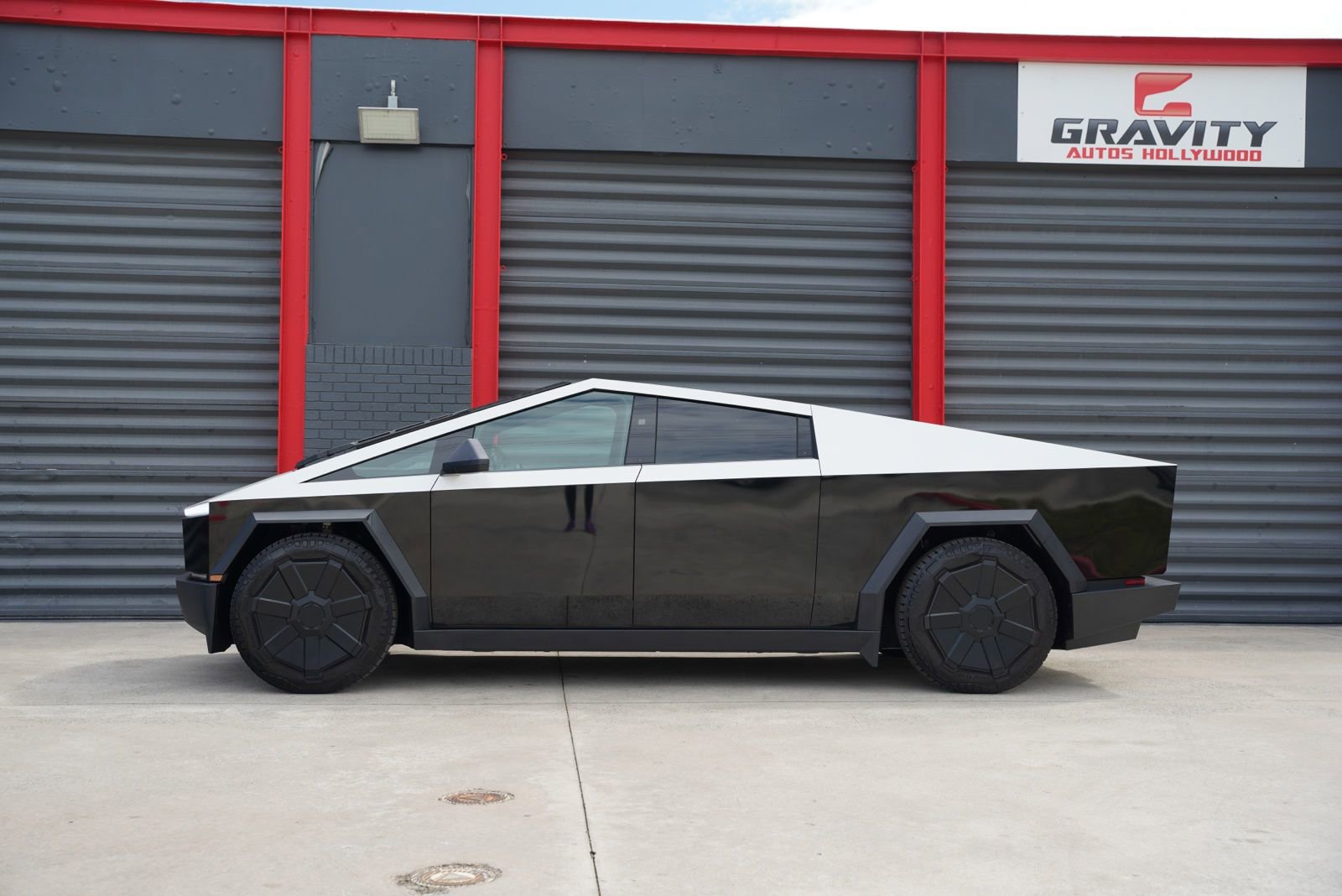 Used 2024 Tesla Cybertruck AWD Crew Cab image 11