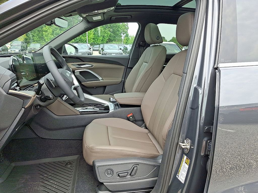 Used 2025 Audi Q5 Premium w/ Convenience Package image 6