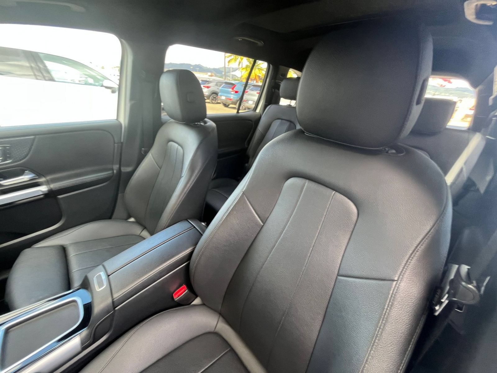 Used 2025 Mercedes-Benz GLB 250 4MATIC image 37