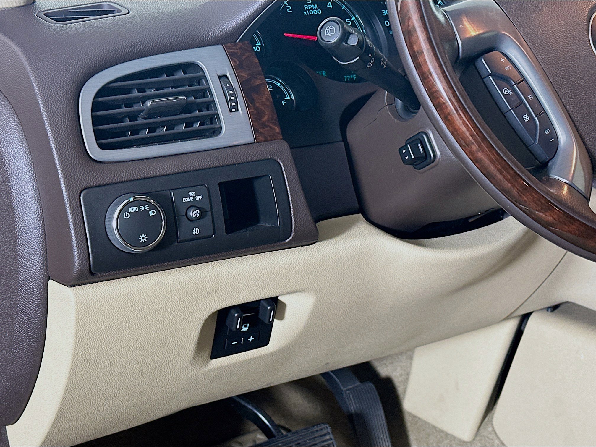 Used 2013 GMC Yukon Denali RWD image 17