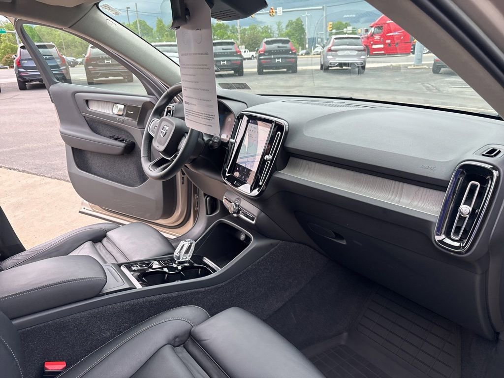 Certified 2023 Volvo XC40 B5 Plus w/ Climate Package AWD/4WD image 36