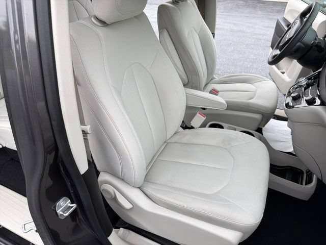 Used 2017 Chrysler Pacifica LX FWD image 24