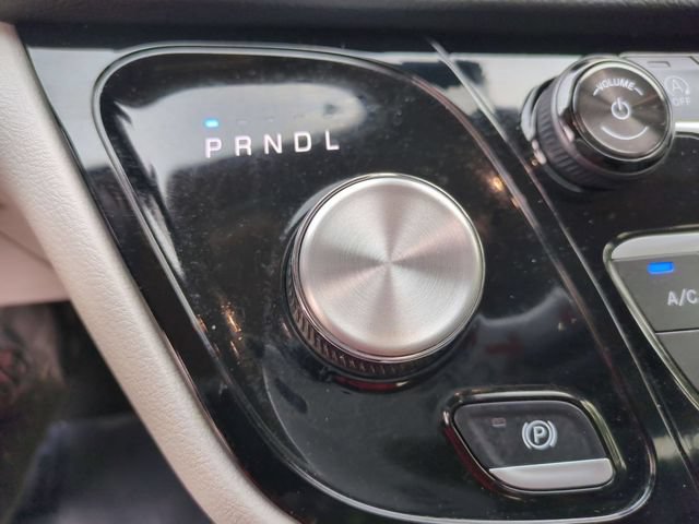Used 2024 Chrysler Pacifica Touring-L FWD image 15