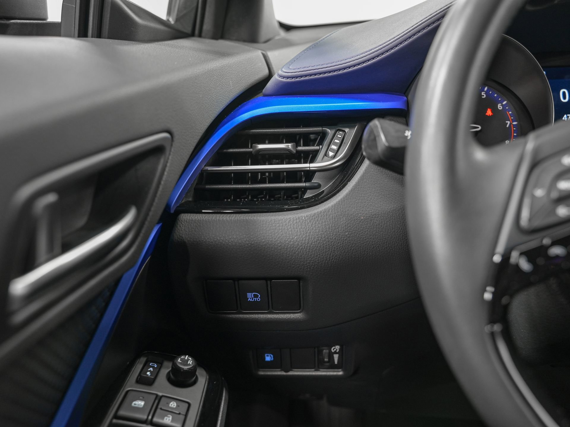 Used 2022 Toyota C-HR XLE image 17