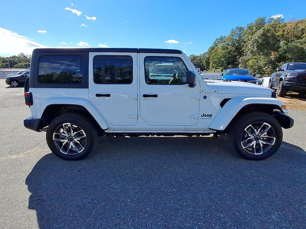 Certified 2024 Jeep Wrangler Unlimited w/ Convenience Group AWD/4WD image 32