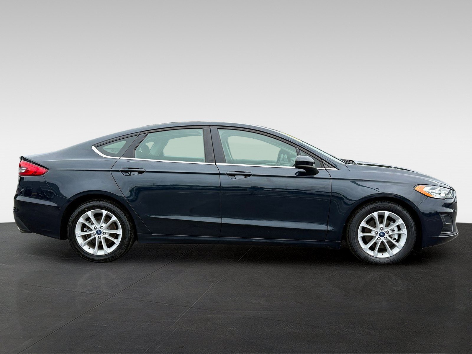 Used 2020 Ford Fusion SE FWD image 4