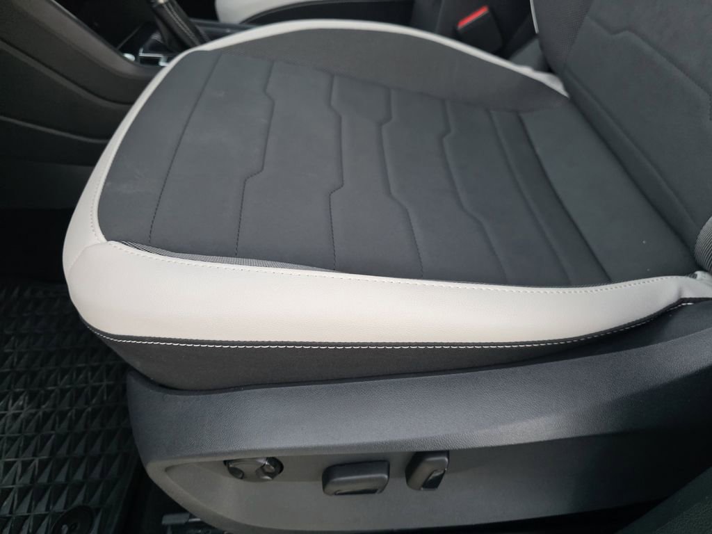 Used 2025 Volkswagen Taos SE image 18