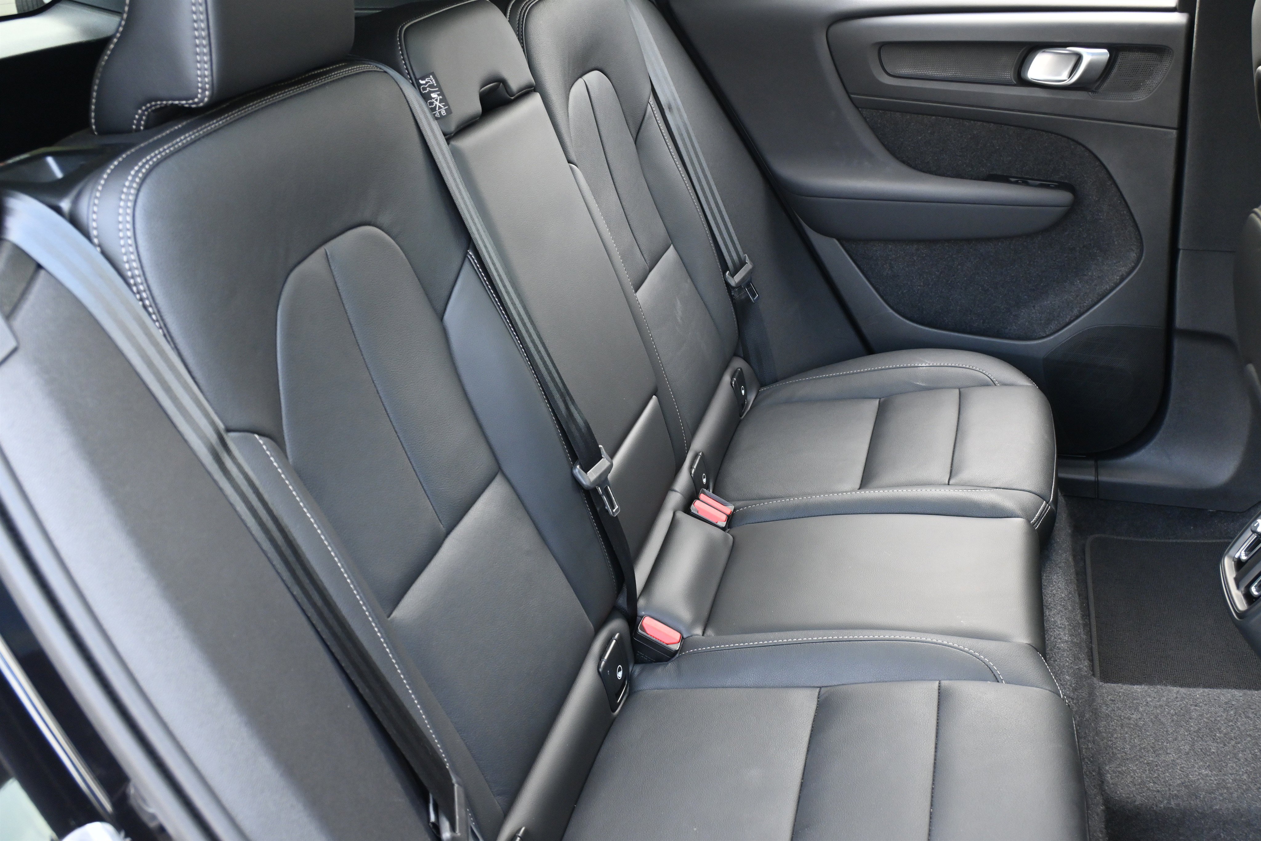 Used 2025 Volvo XC40 B5 Core image 21