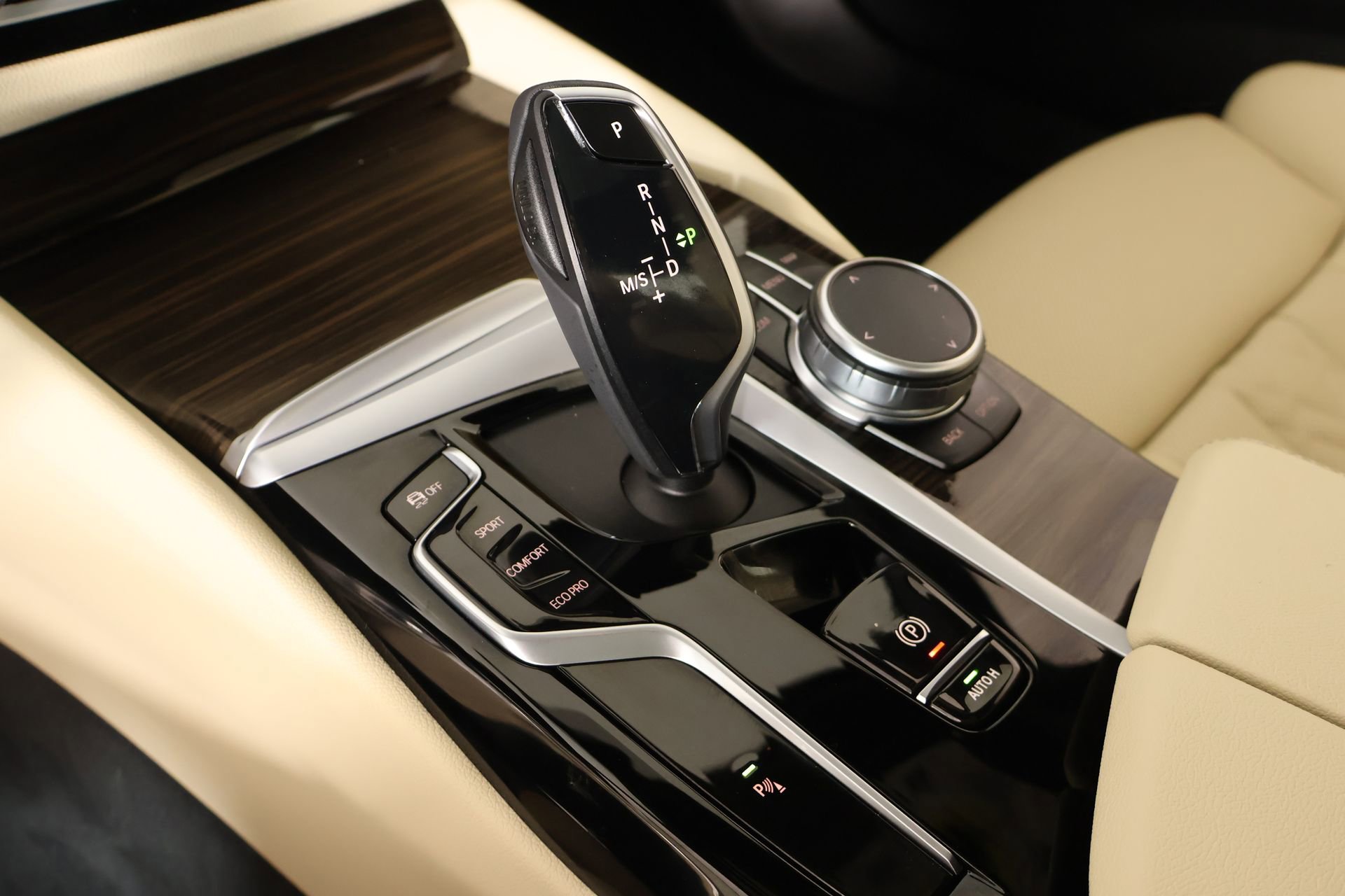 Used 2023 BMW 530i w/ Premium Package image 9