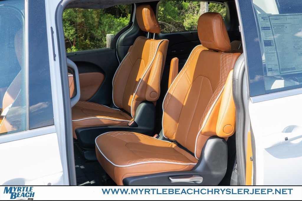 New 2026 Chrysler Pacifica Pinnacle image 14