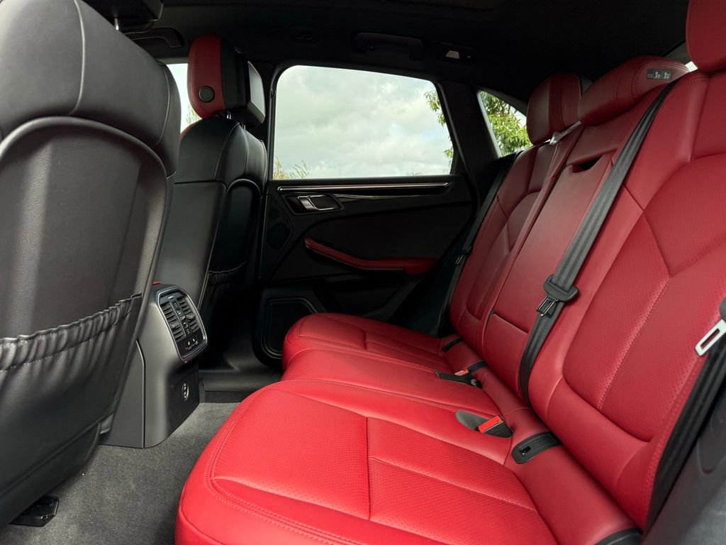 Used 2025 Porsche Macan image 30