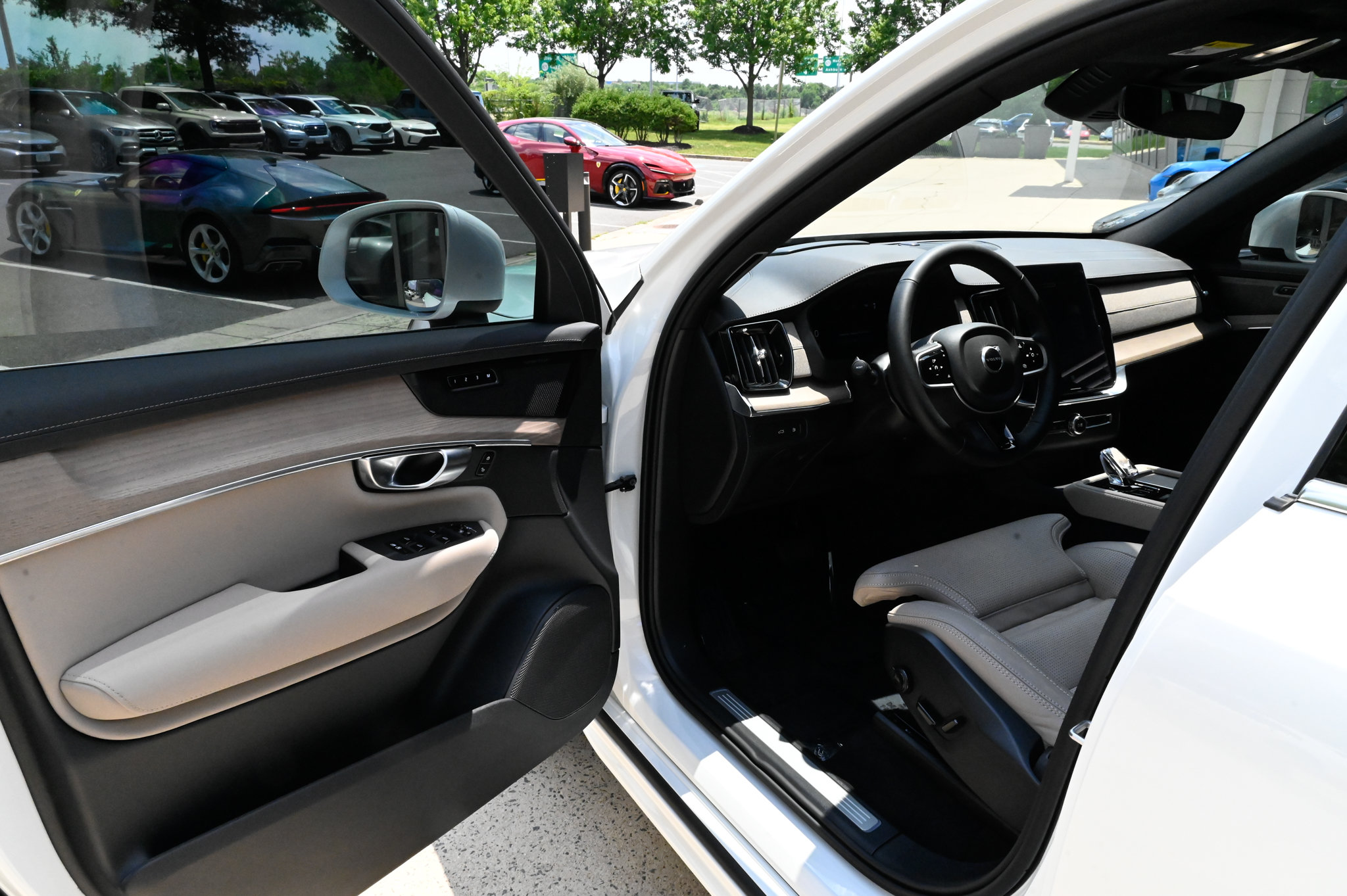 Used 2025 Volvo XC90 T8 Ultra w/ Protection Package Premier AWD/4WD image 15