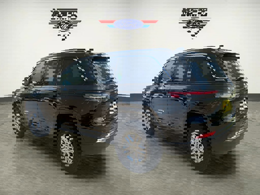 Used 2023 Jeep Grand Cherokee Laredo image 3