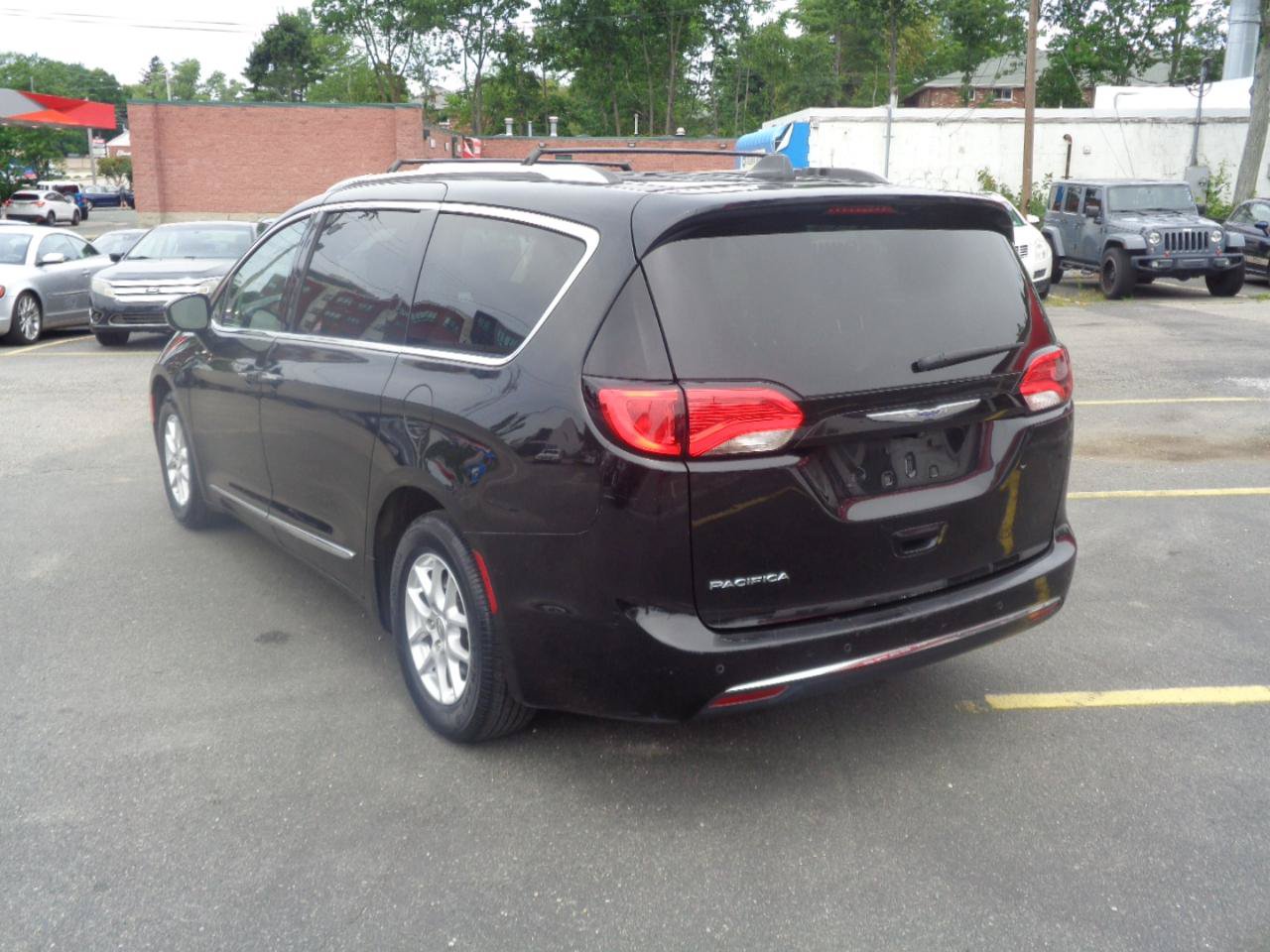 Used 2020 Chrysler Pacifica Touring-L FWD image 3