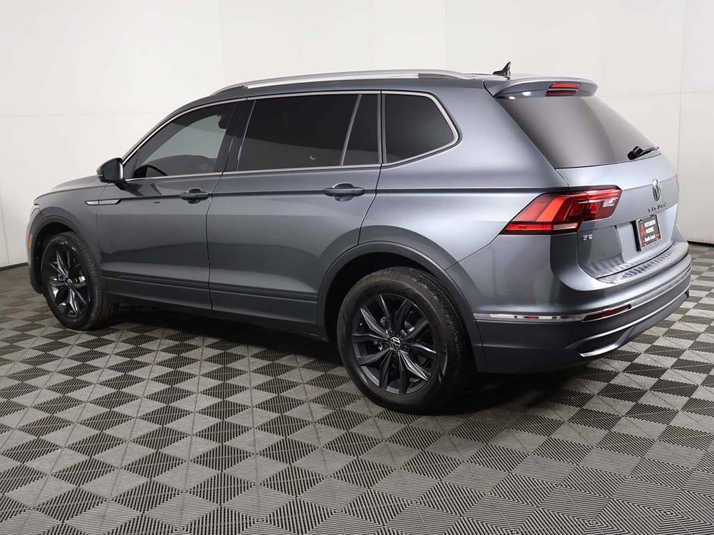 Used 2024 Volkswagen Tiguan SE w/ Panoramic Sunroof Package FWD image 14