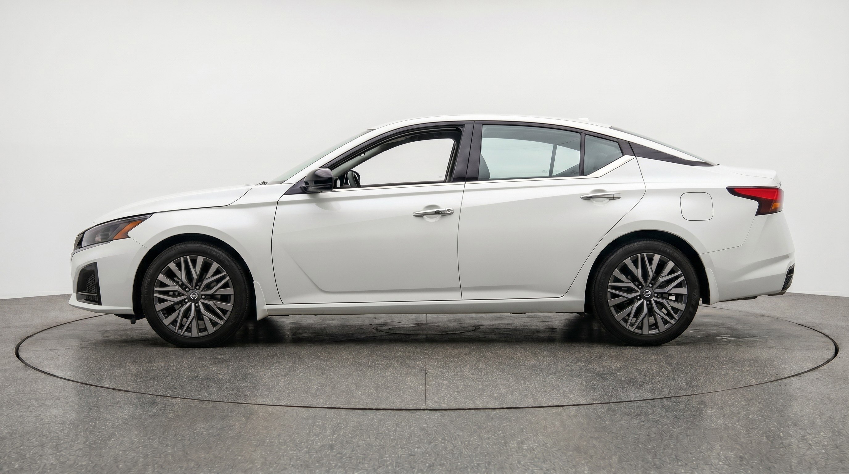 Used 2025 Nissan Altima 2.5 SV image 5
