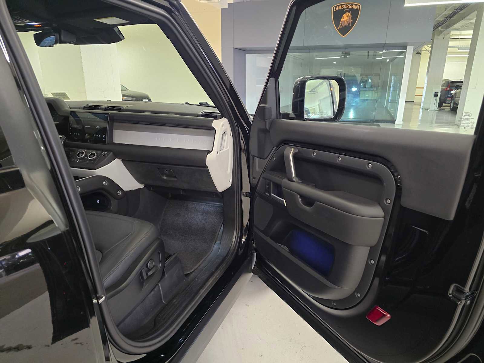 Used 2025 Land Rover Defender 90 X-Dynamic SE image 13