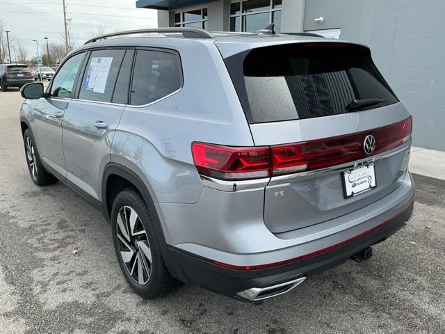 Used 2025 Volkswagen Atlas SE image 2