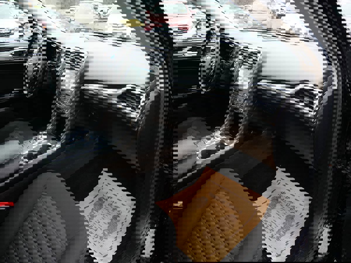 Used 2017 Ford Fusion SE w/ Fusion SE Technology Package image 16