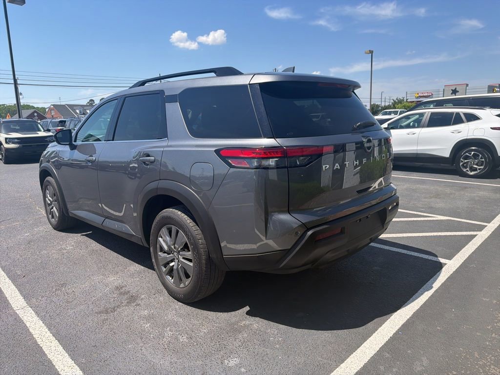 Used 2025 Nissan Pathfinder SV image 3