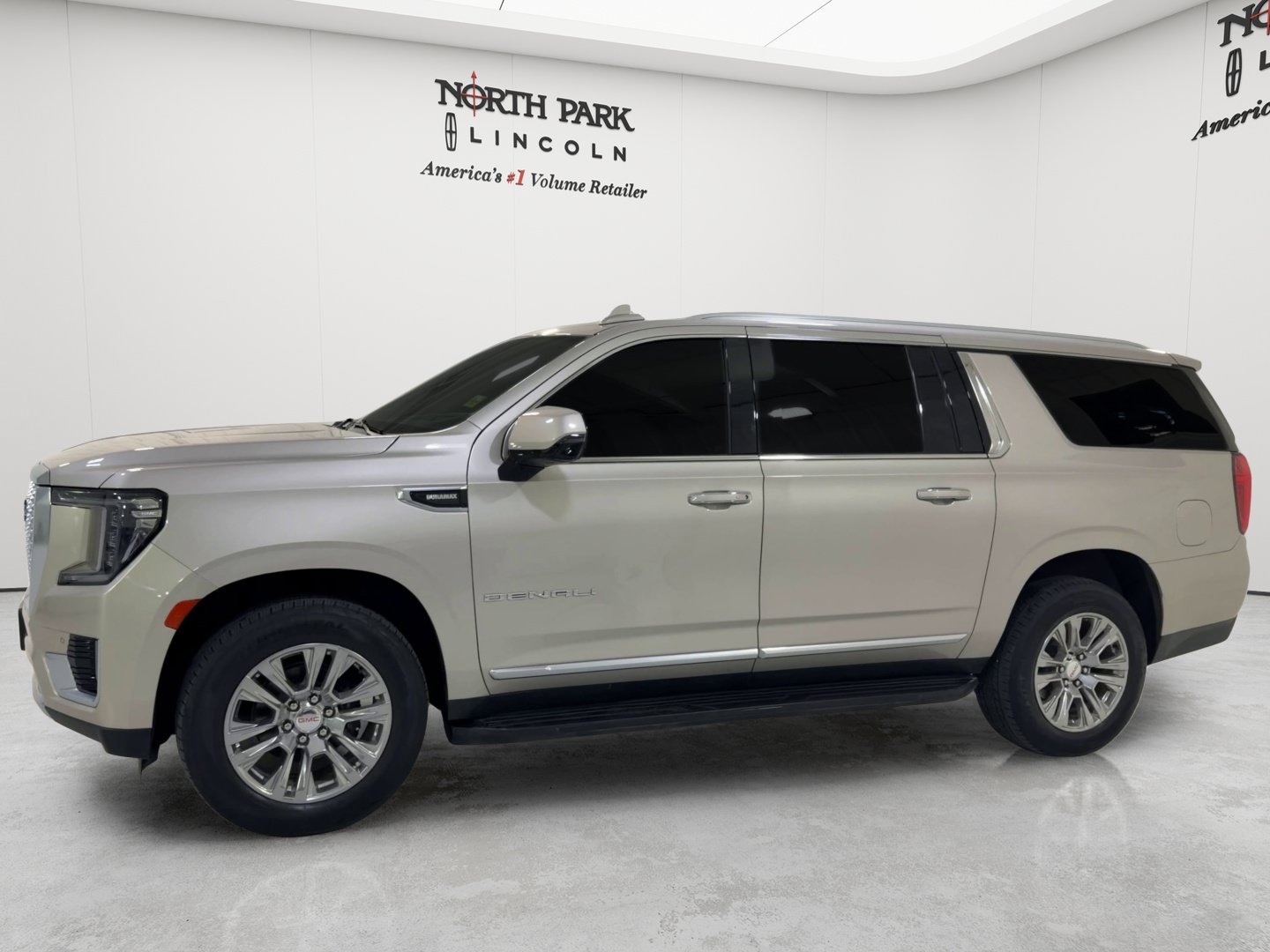 Used 2023 GMC Yukon XL Denali AWD/4WD image 6