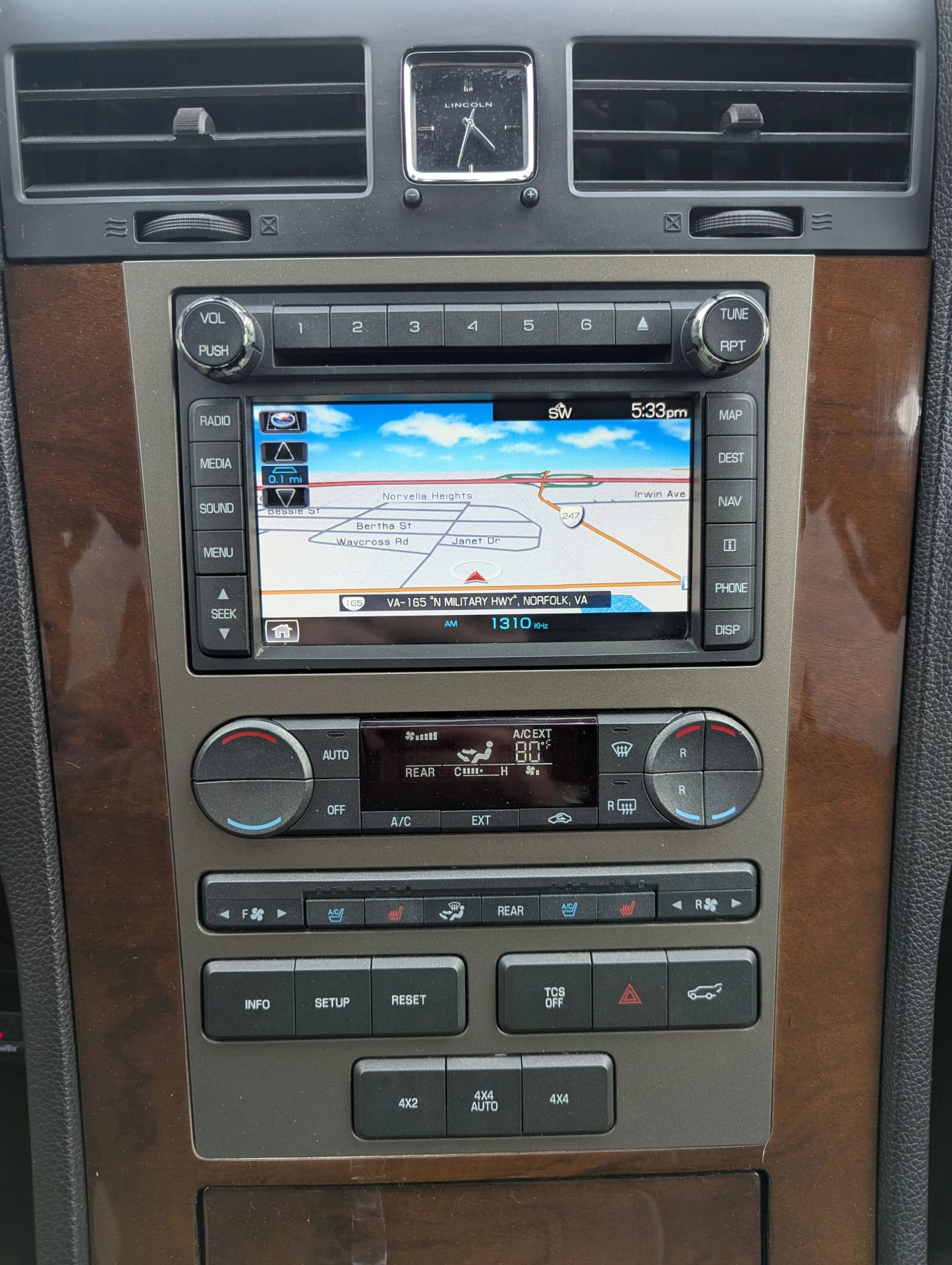 Used 2014 Lincoln Navigator L 4WD image 4