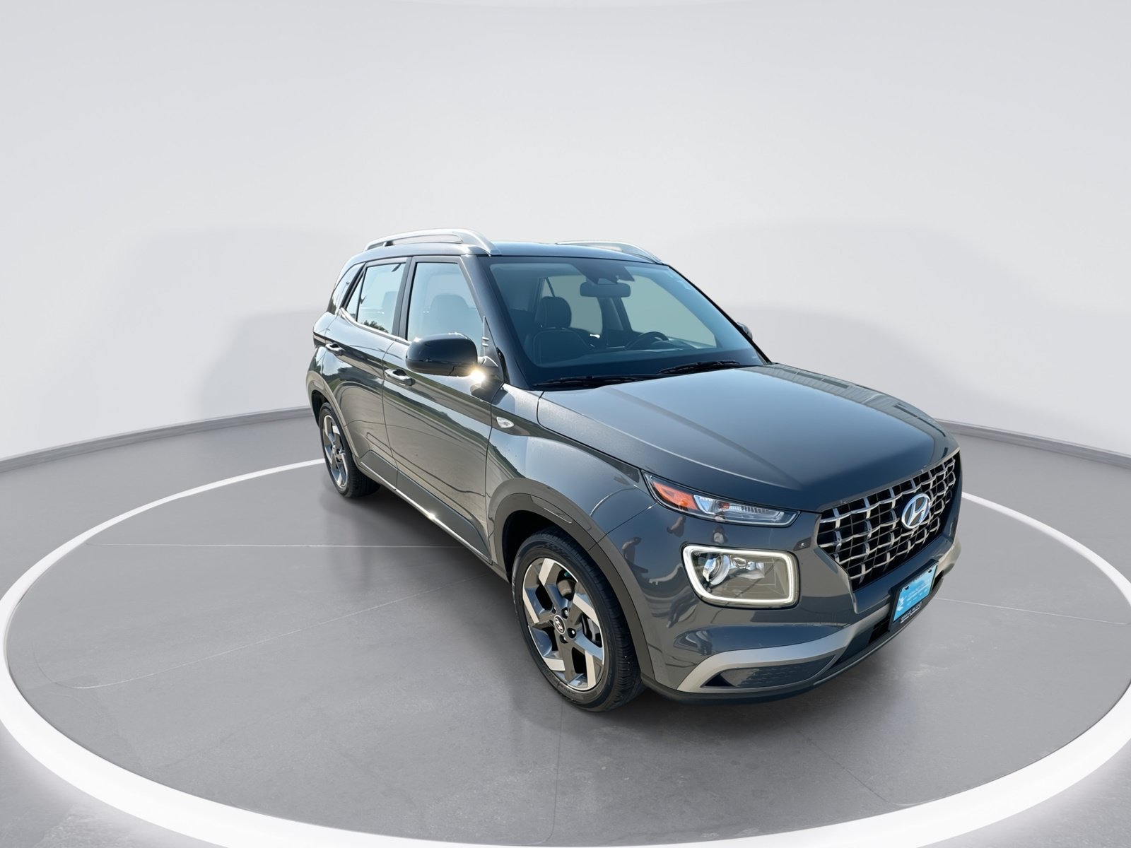 Used 2024 Hyundai Venue Limited FWD image 2