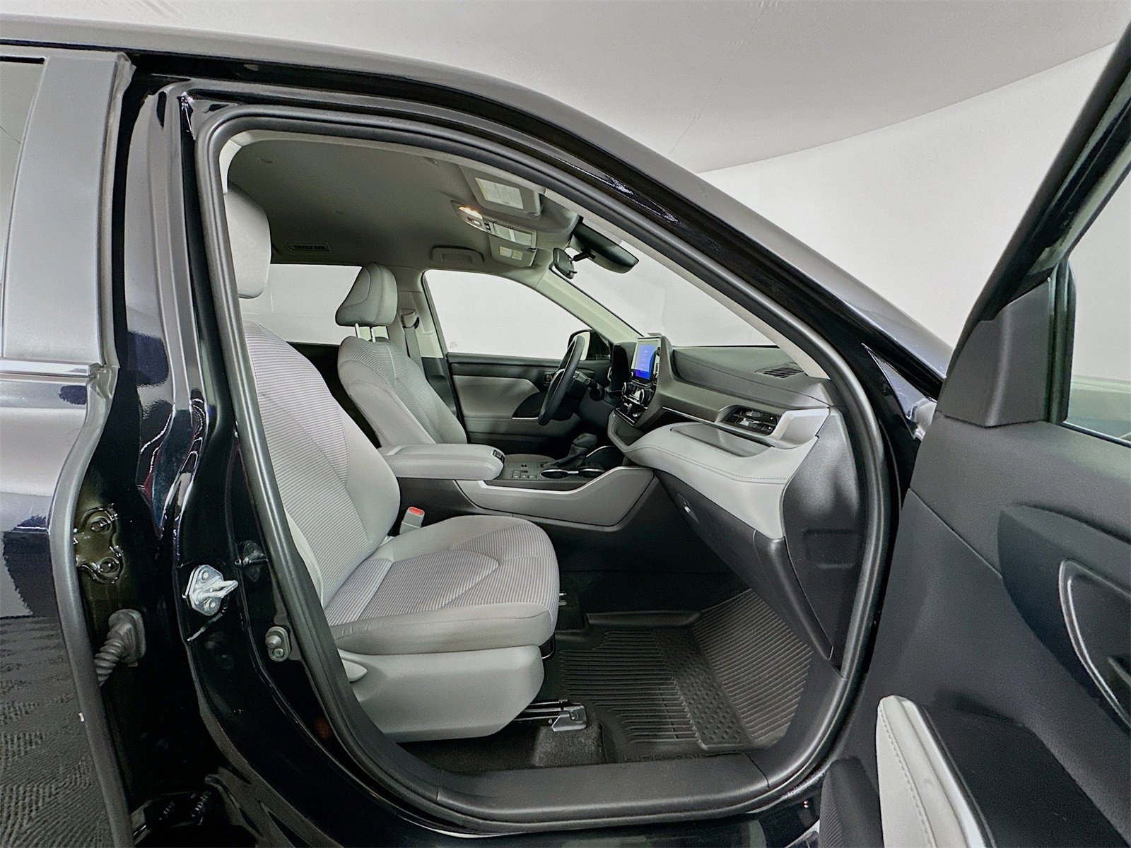 Certified 2023 Toyota Highlander L image 27