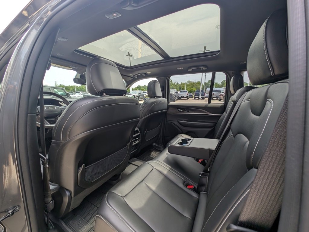 Used 2024 Jeep Grand Cherokee Limited image 16