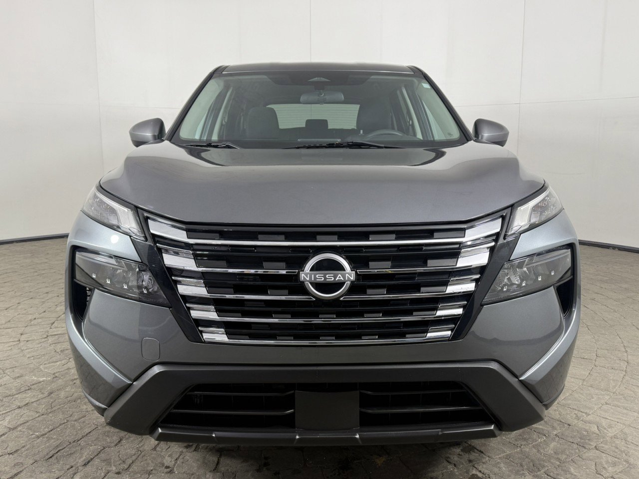 Used 2024 Nissan Rogue SV image 2