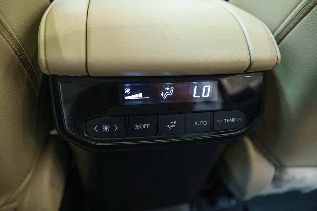 Used 2023 Toyota Highlander XLE AWD/4WD image 36