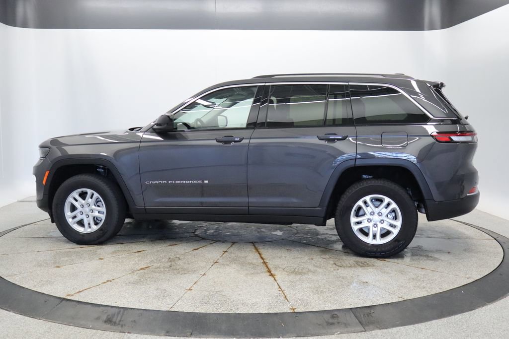 Used 2023 Jeep Grand Cherokee Laredo AWD/4WD image 2