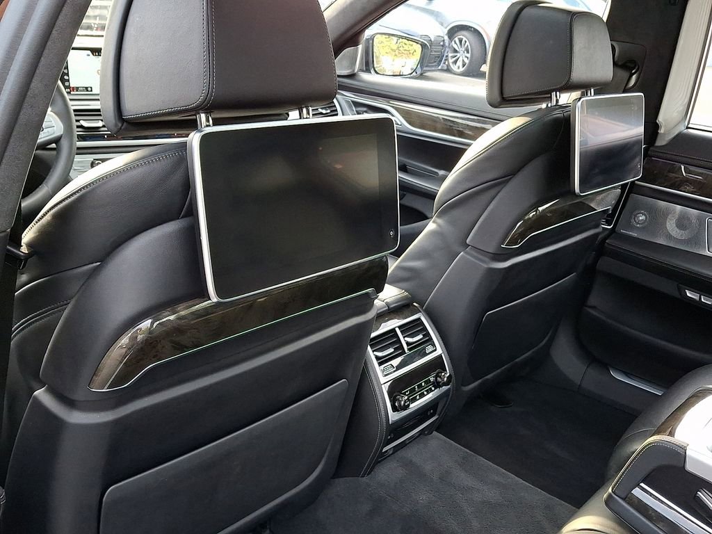 Used 2018 BMW M760i xDrive image 8