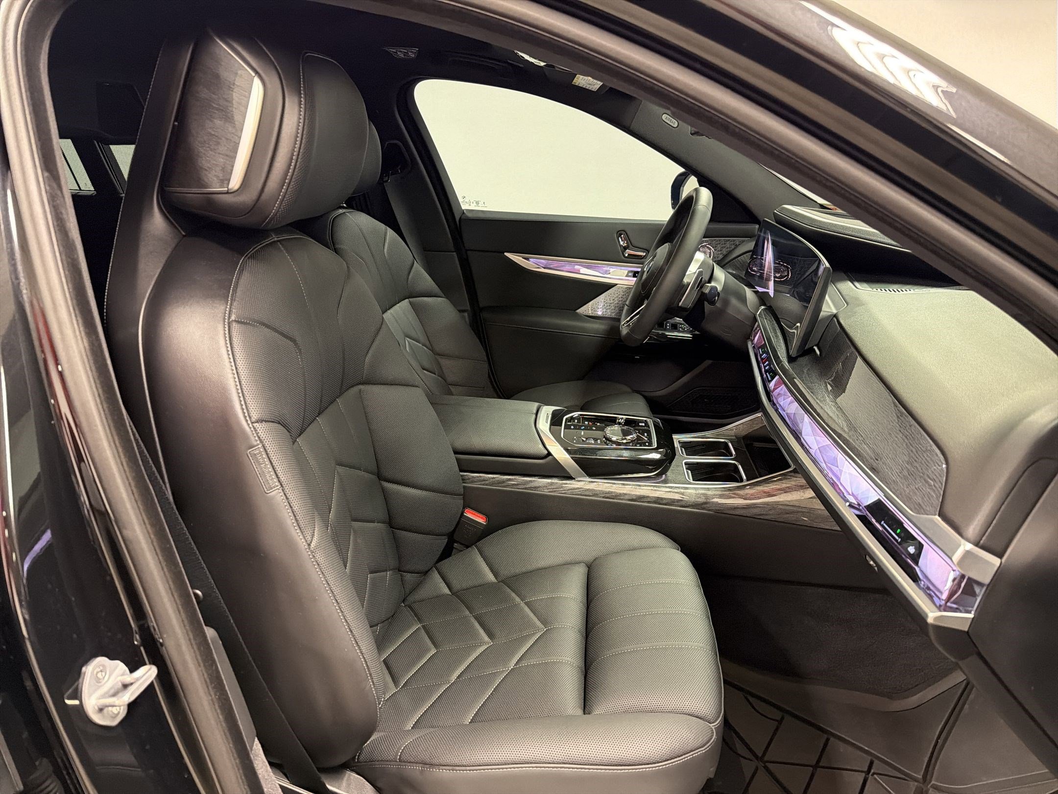 Certified 2025 BMW 760i xDrive w/ Executive Package AWD/4WD image 31