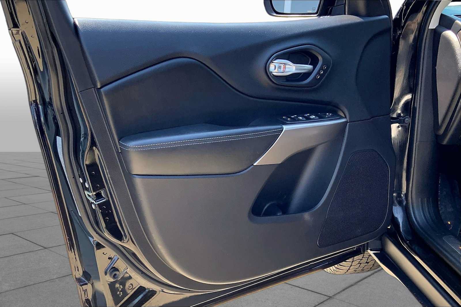Used 2020 Jeep Cherokee Limited AWD/4WD image 21