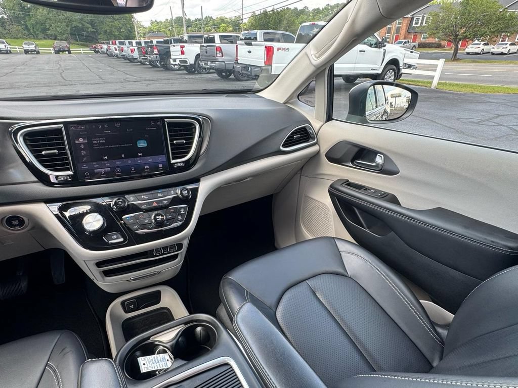 Used 2023 Chrysler Pacifica Touring-L FWD image 23