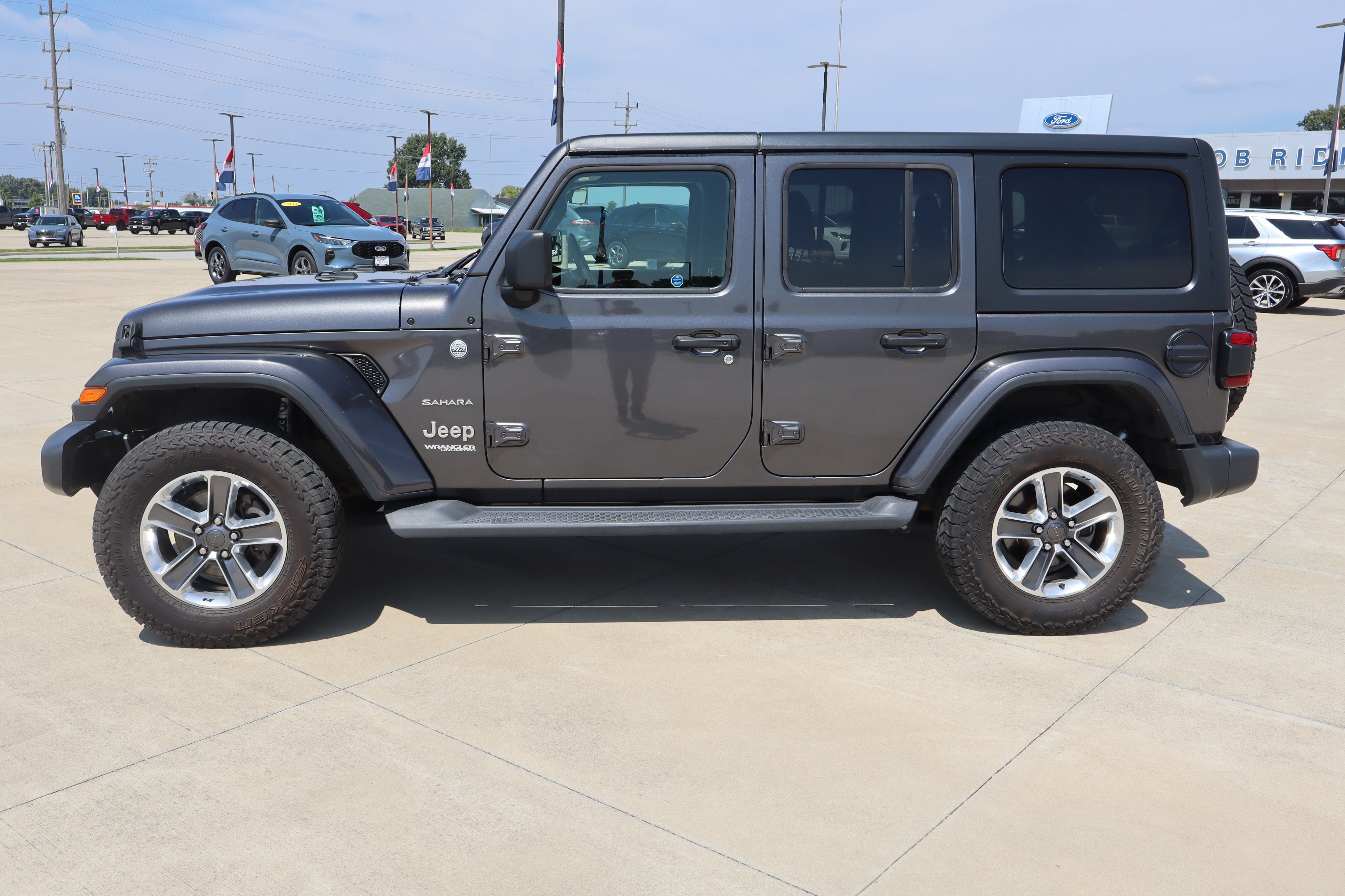 Used 2021 Jeep Wrangler Unlimited Sahara w/ LED Lighting Group AWD/4WD image 8