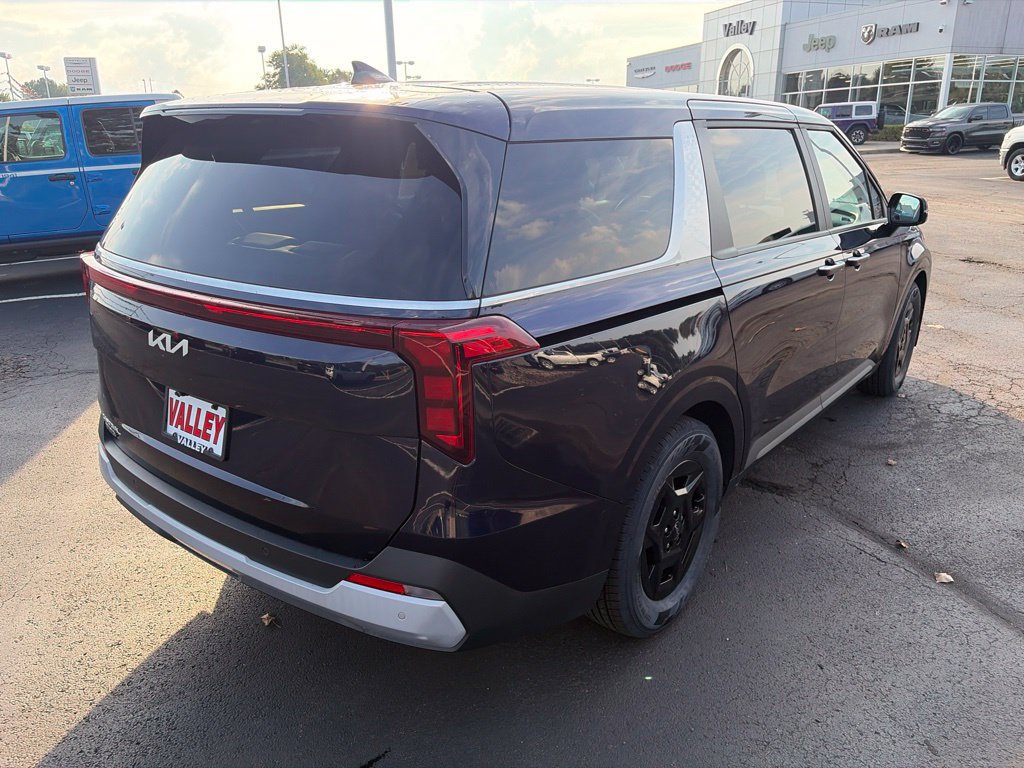Used 2025 Kia Carnival FWD image 7