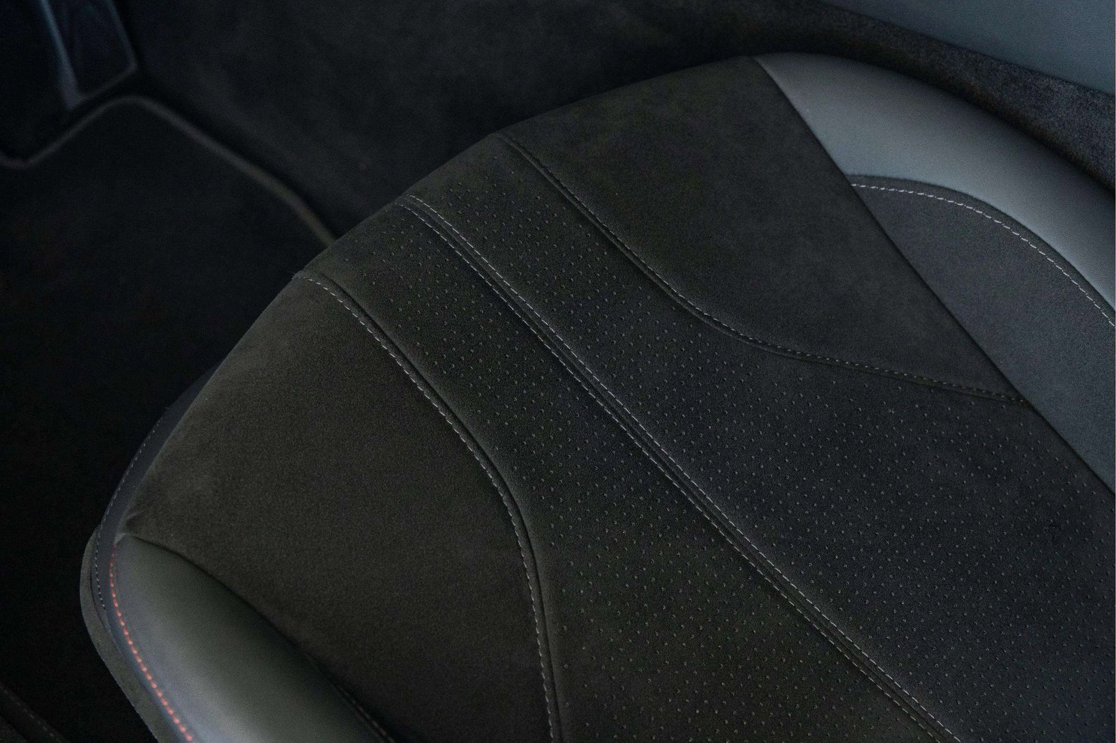 Used 2025 Aston Martin V8 Vantage Coupe image 36