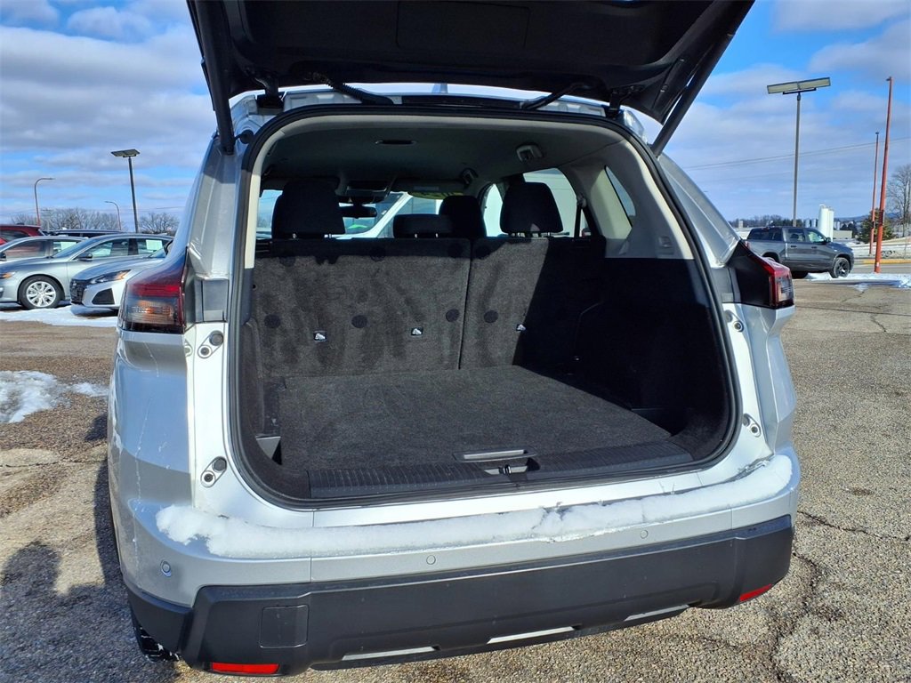 Used 2024 Nissan Rogue SV image 5