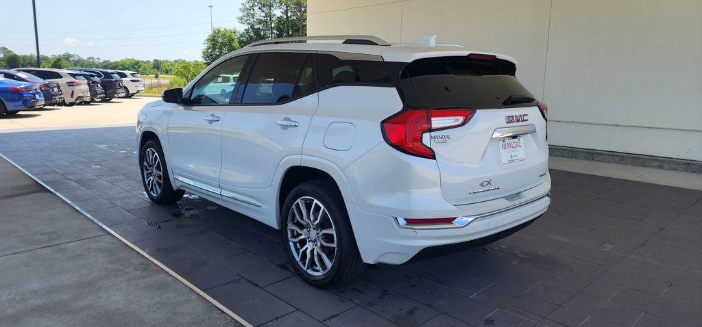 Used 2024 GMC Terrain Denali w/ Denali Premium Package AWD/4WD image 10